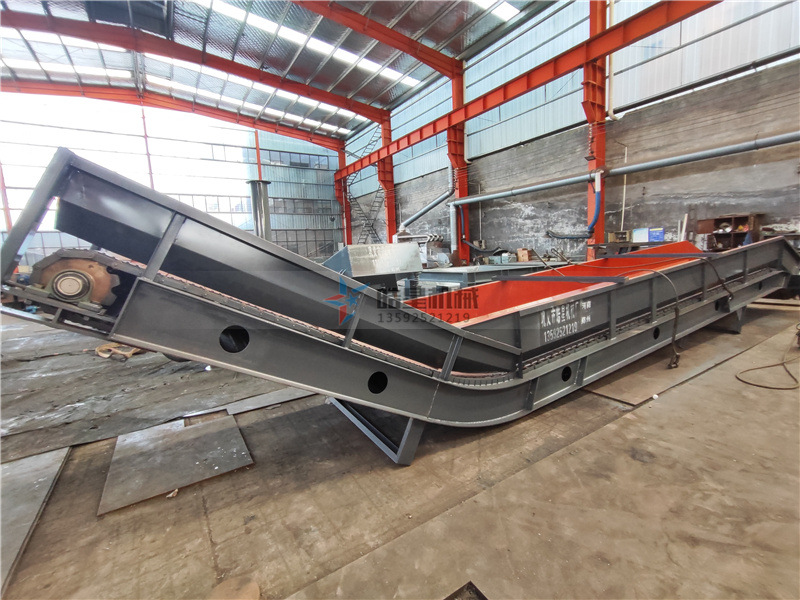 金屬粉碎機(jī)生產(chǎn)線鏈板輸送機(jī)生產(chǎn)現(xiàn)場